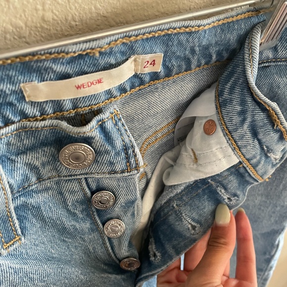 Levi jeans- wedgie fit! Size 24 - Picture 6 of 9